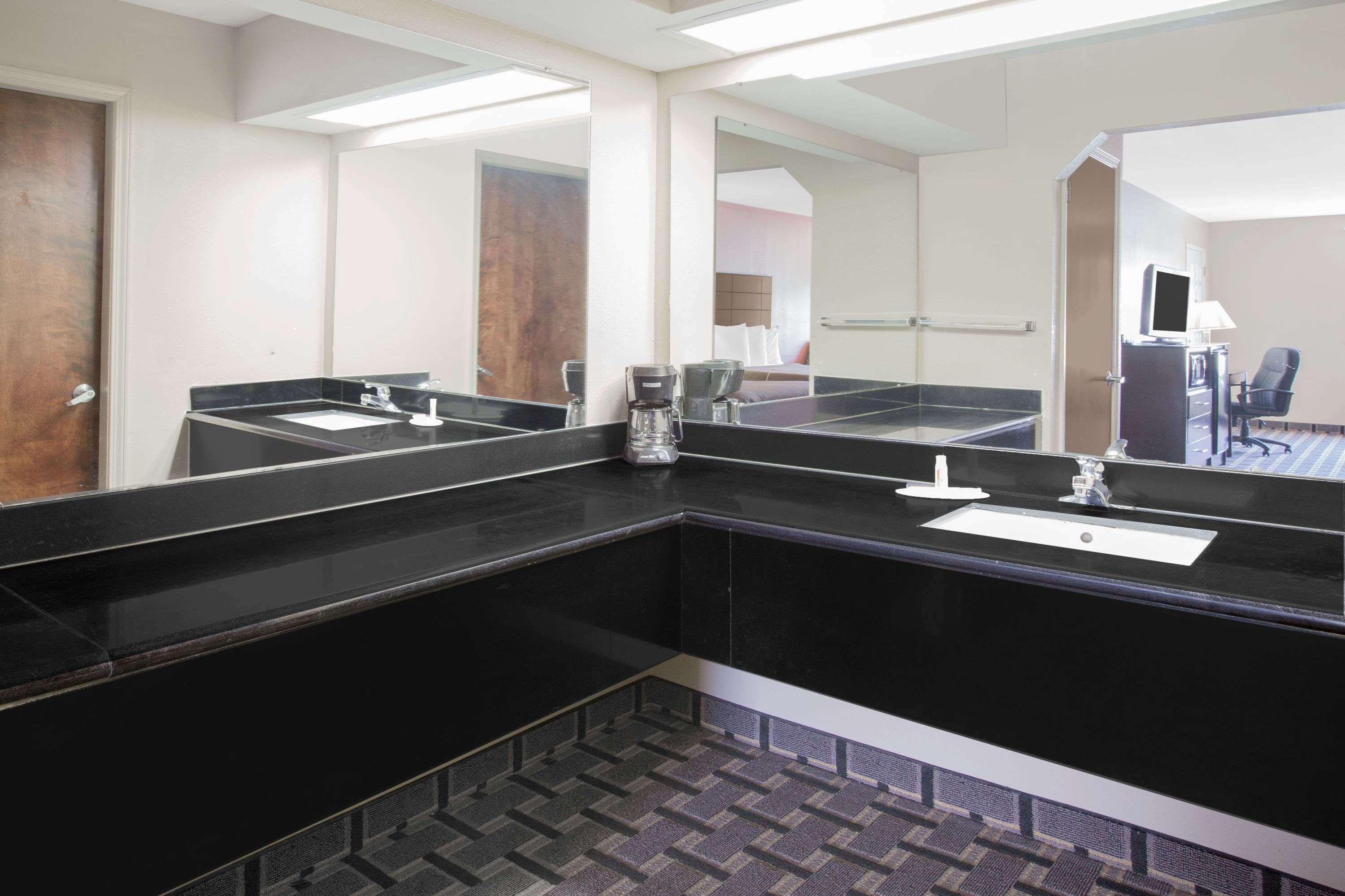 Days Inn & Suites By Wyndham Pine Bluff Exteriör bild