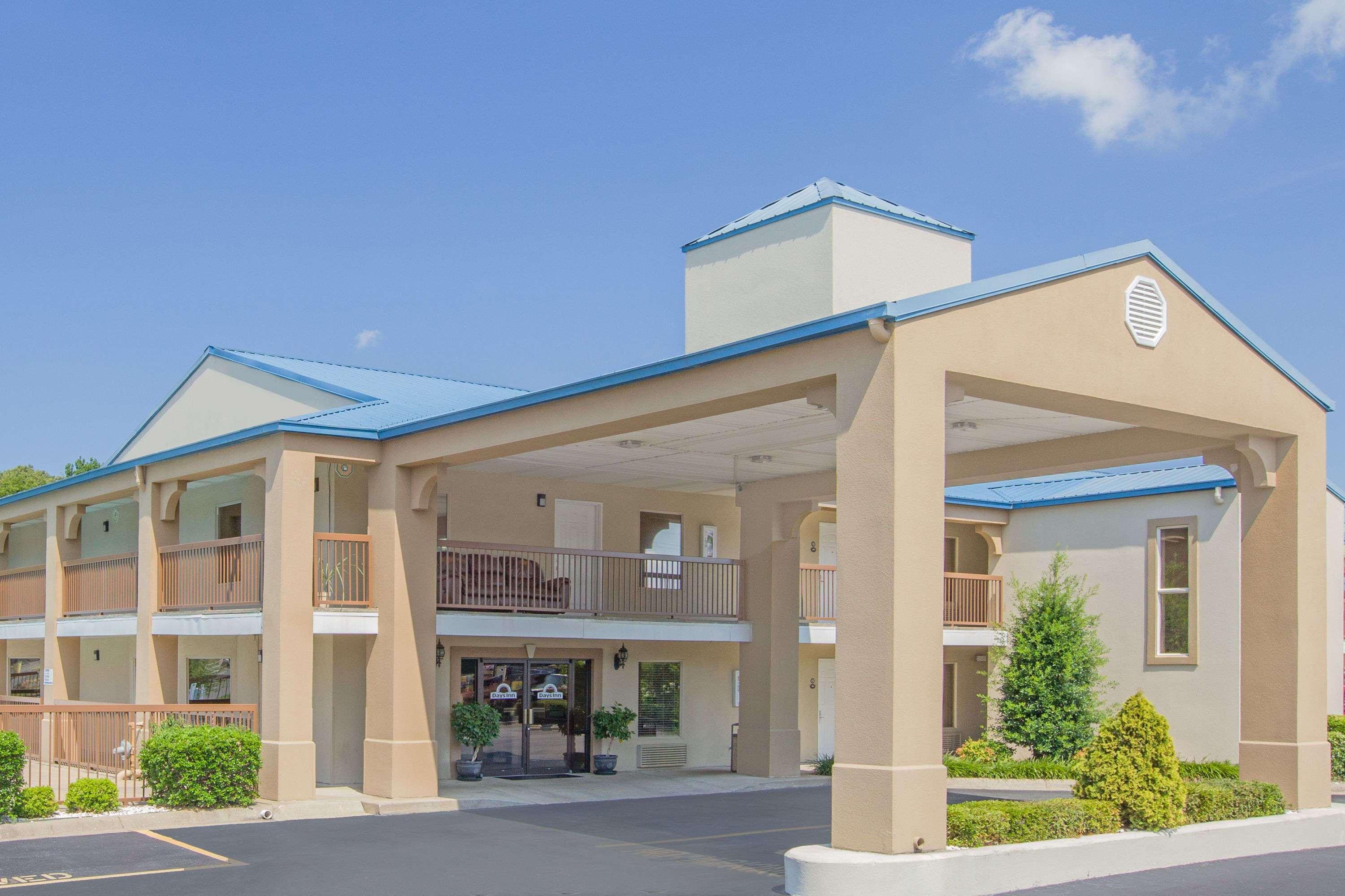 Days Inn & Suites By Wyndham Pine Bluff Exteriör bild