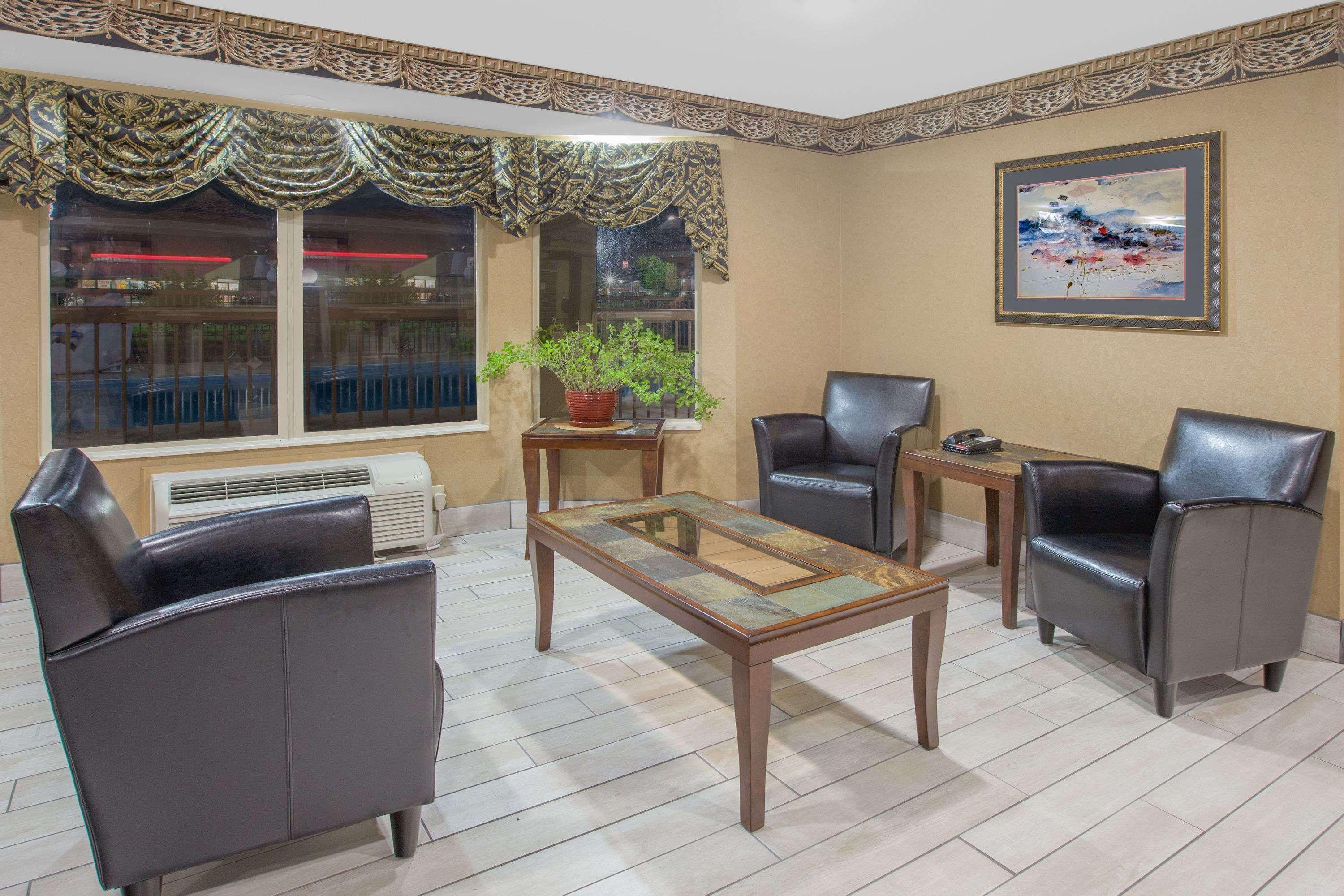 Days Inn & Suites By Wyndham Pine Bluff Exteriör bild