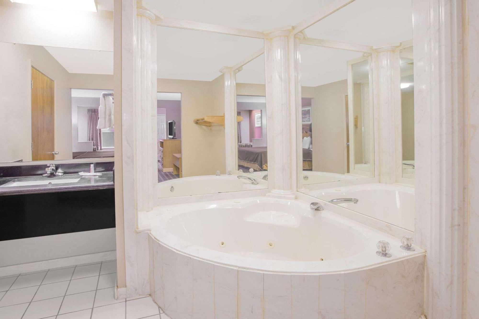 Days Inn & Suites By Wyndham Pine Bluff Exteriör bild