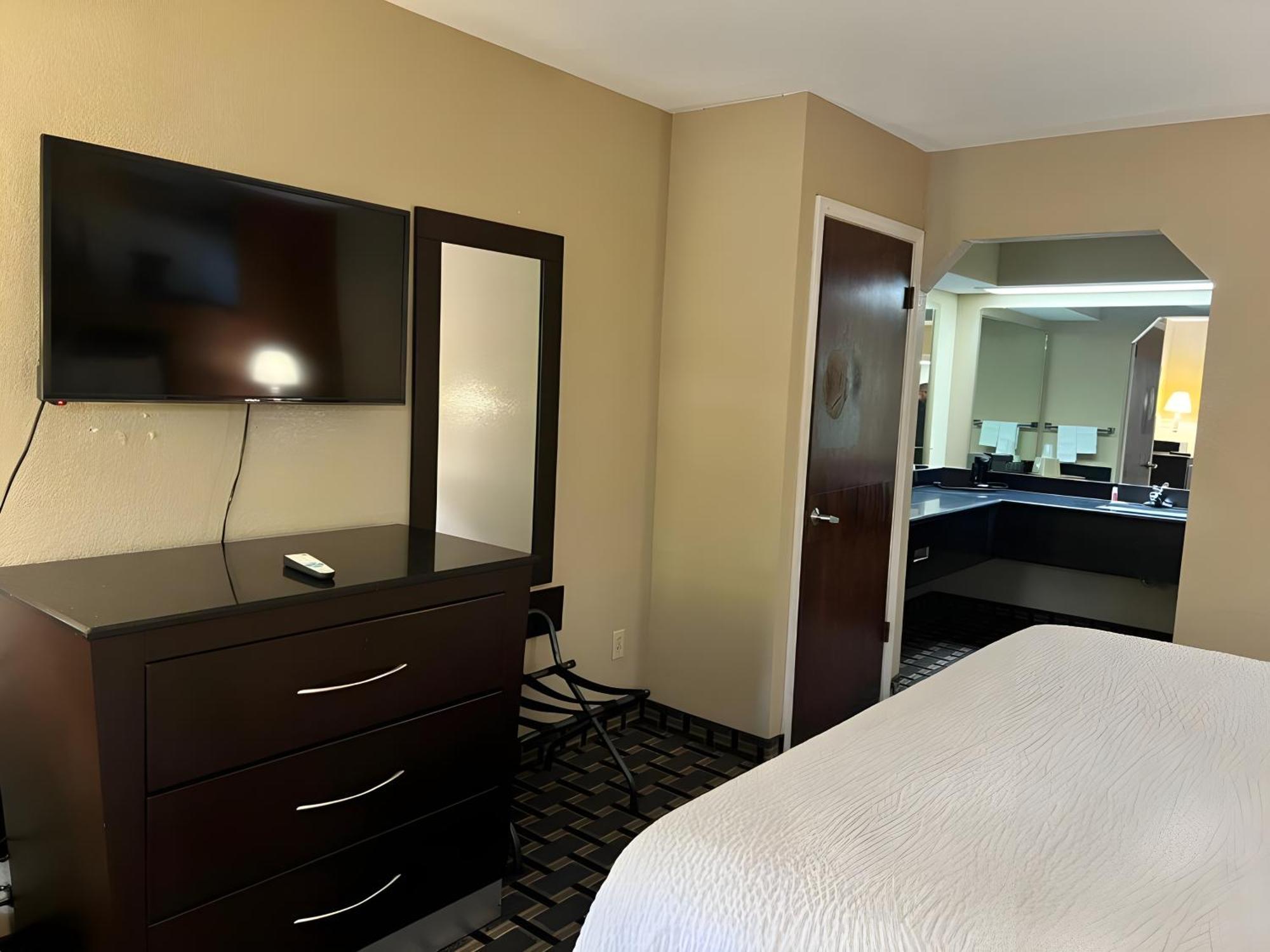 Days Inn & Suites By Wyndham Pine Bluff Exteriör bild