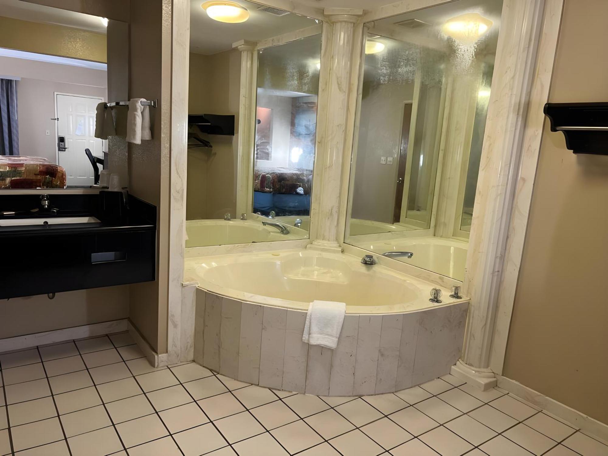 Days Inn & Suites By Wyndham Pine Bluff Exteriör bild