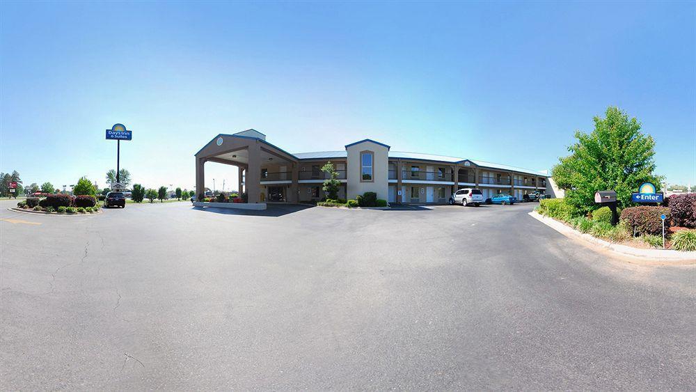 Days Inn & Suites By Wyndham Pine Bluff Exteriör bild