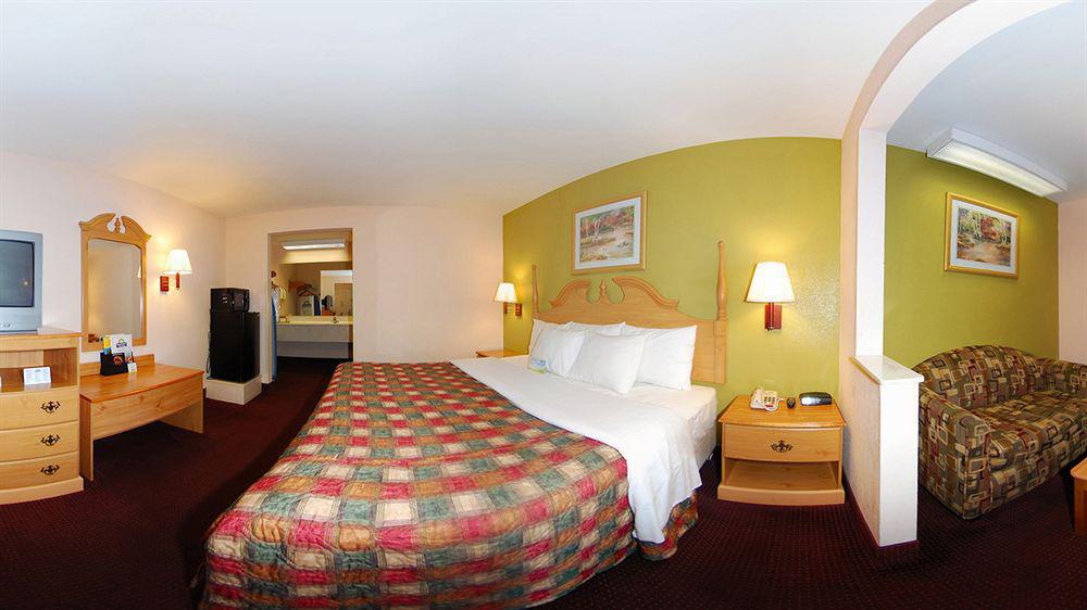 Days Inn & Suites By Wyndham Pine Bluff Exteriör bild